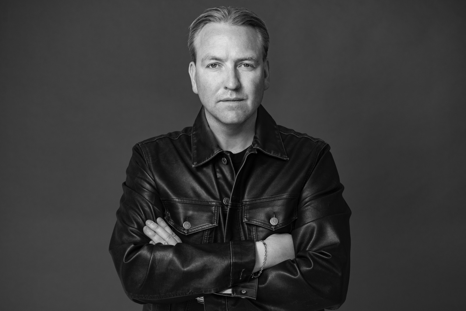 Sindri Jensson í svörtum leðurjakka með krosslagðar hendur